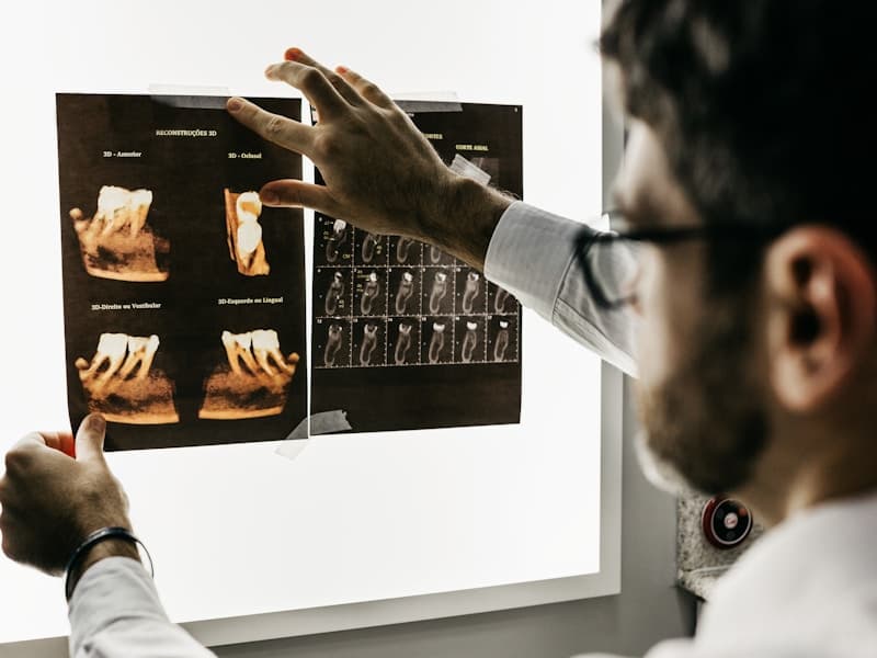 Dokter Lumio menjelaskan rencana perawatan ke pasien